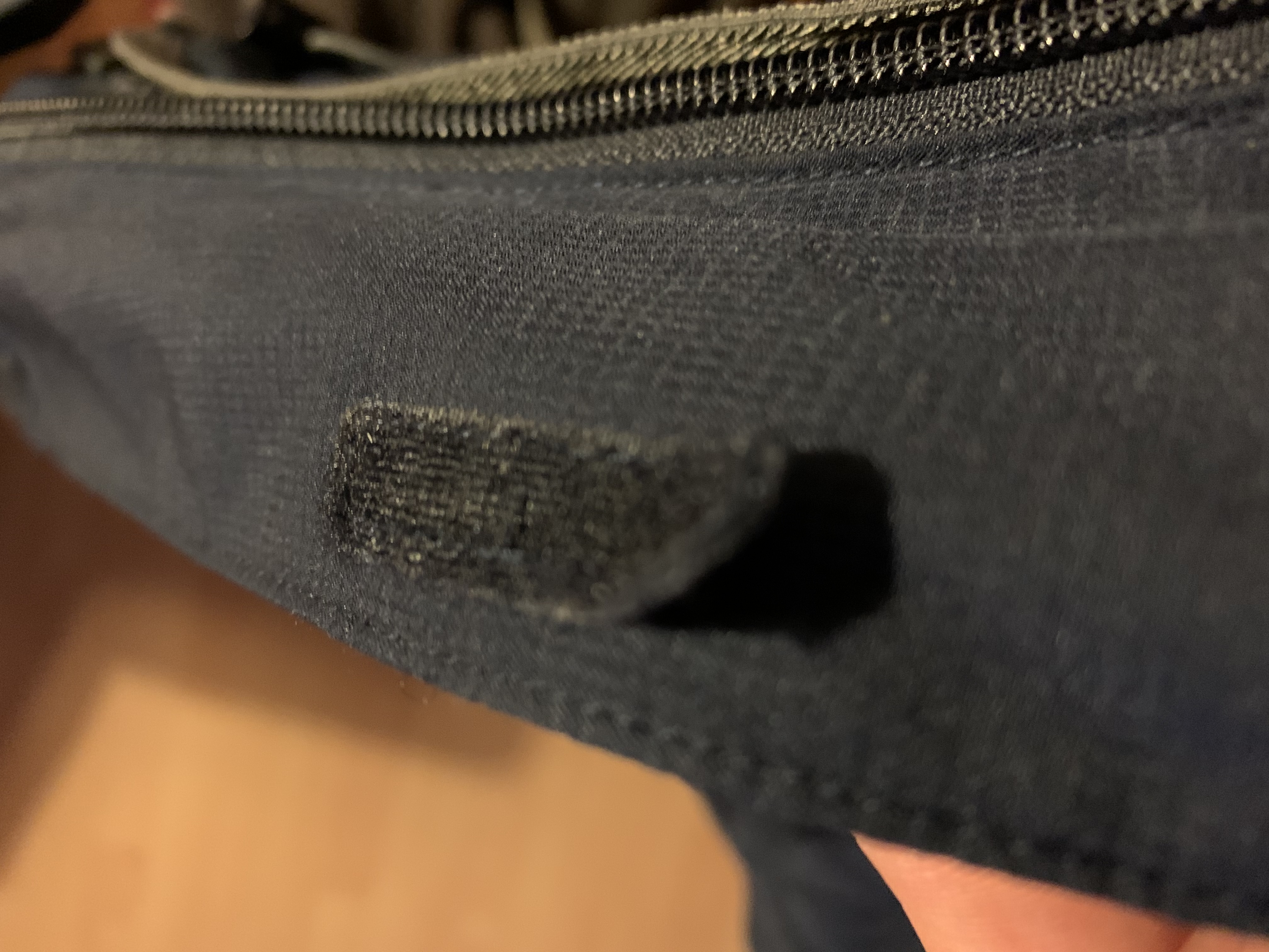Auch die Robustheit entspricht nicht ganz meinen Vorstellungen. Abgesehen davon, dass die Nähte der Klettverschlüsse nicht besonders fest sind (lässt sich aber mit der Nähmaschine nähen), ist es z. B. keine Jacke um im Unterholz Pilze zu sammeln. Dafür ist die Jacke auch nicht gedacht.