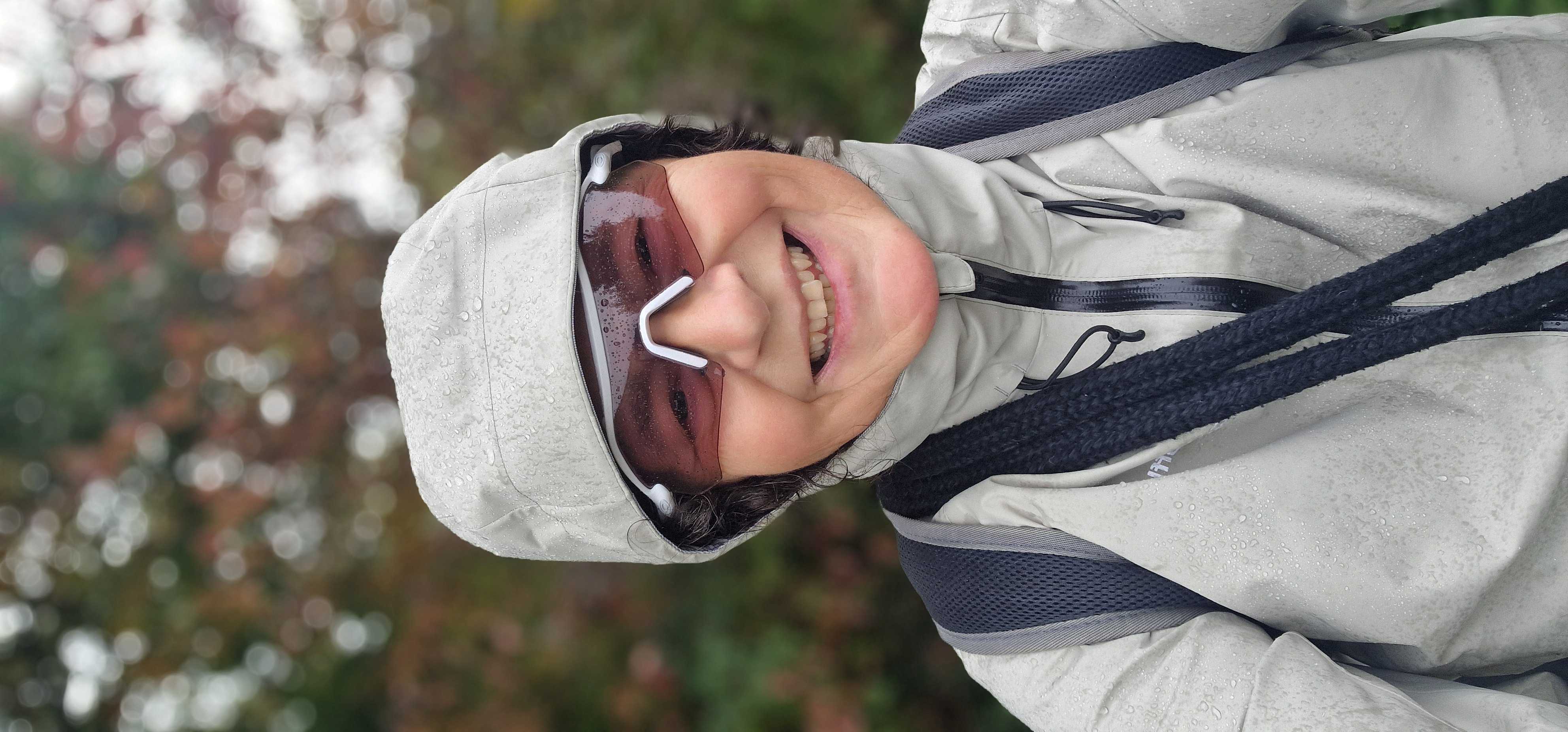 Gut geschützt mit Sportbrille und Kapuze