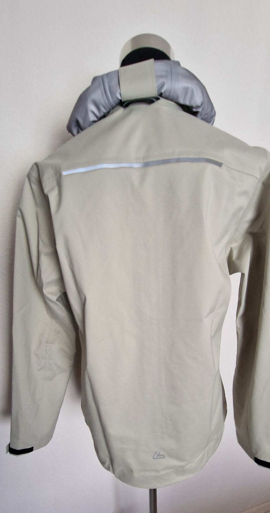 Die Jacke ist im Rücken etwas länger geschnitten als vorne. Perfekt für Radfahrer.