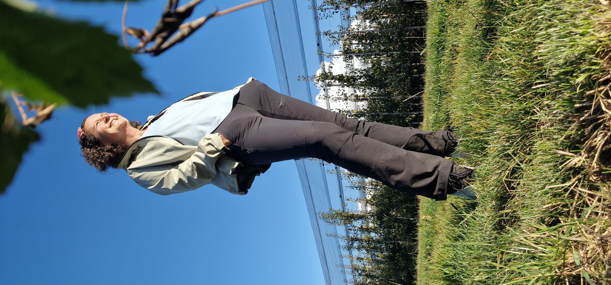 Mit T-Shirt und dünner Wanderhose kombiniert.