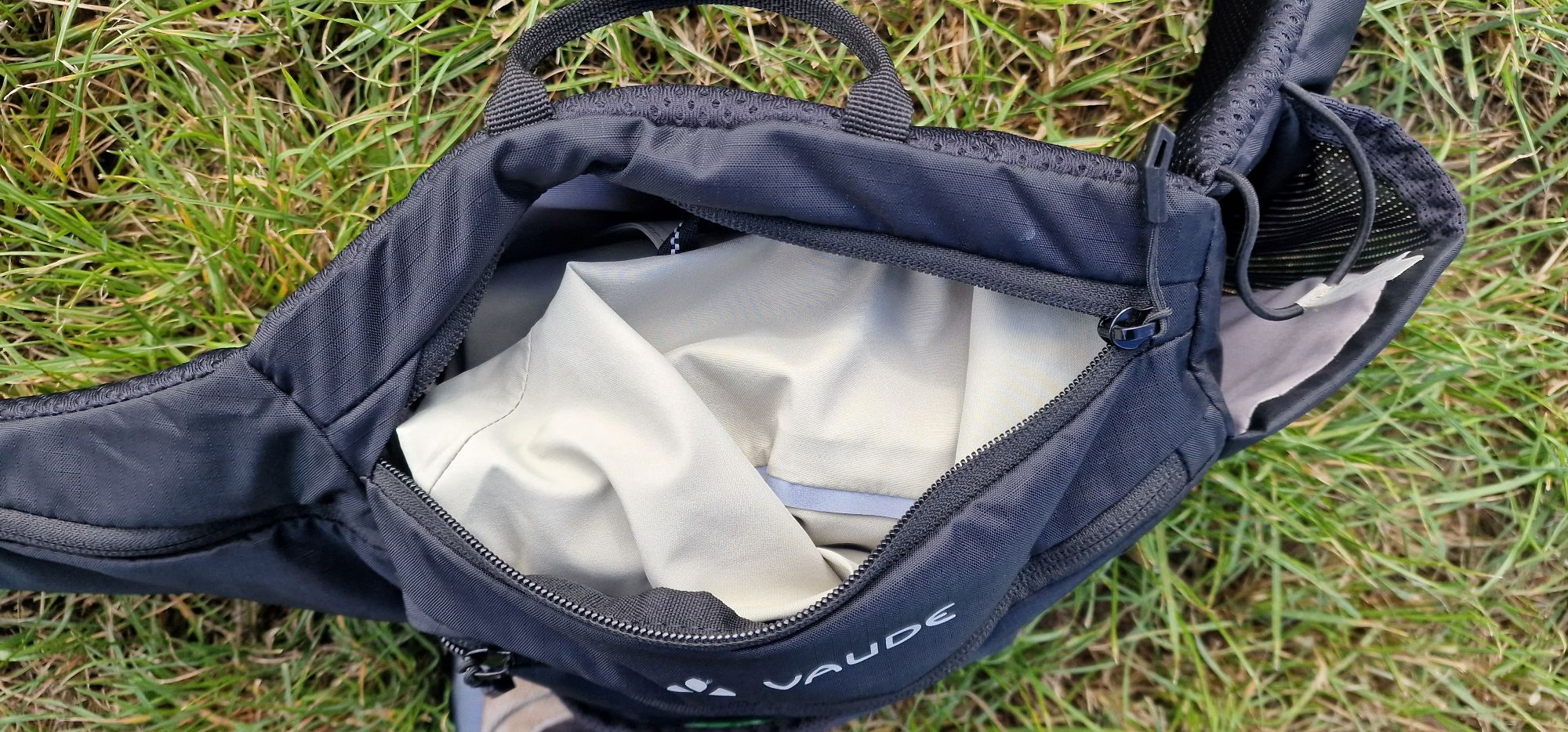 Zusammengepackt in der Hüfttasche verstaut.