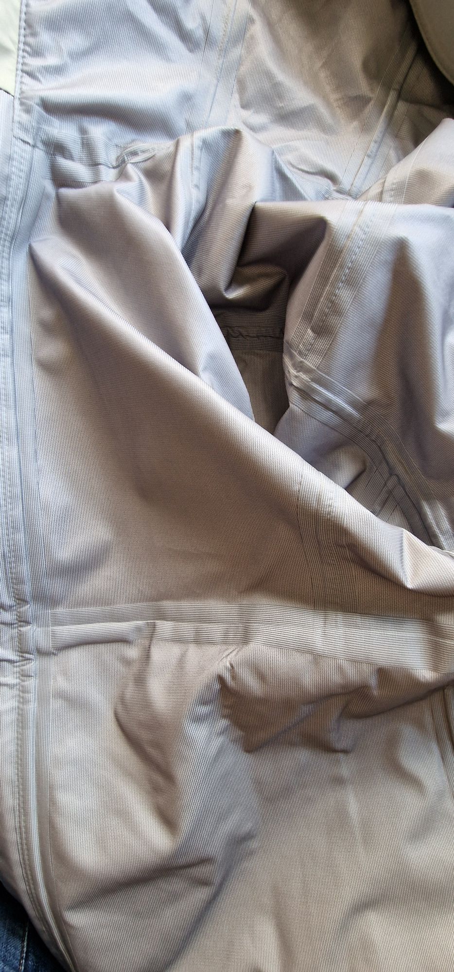 WPM-3-protect ist eine Eigenmarke von Löffler und ist das Kernstück der sportlichen Regenjacke.
