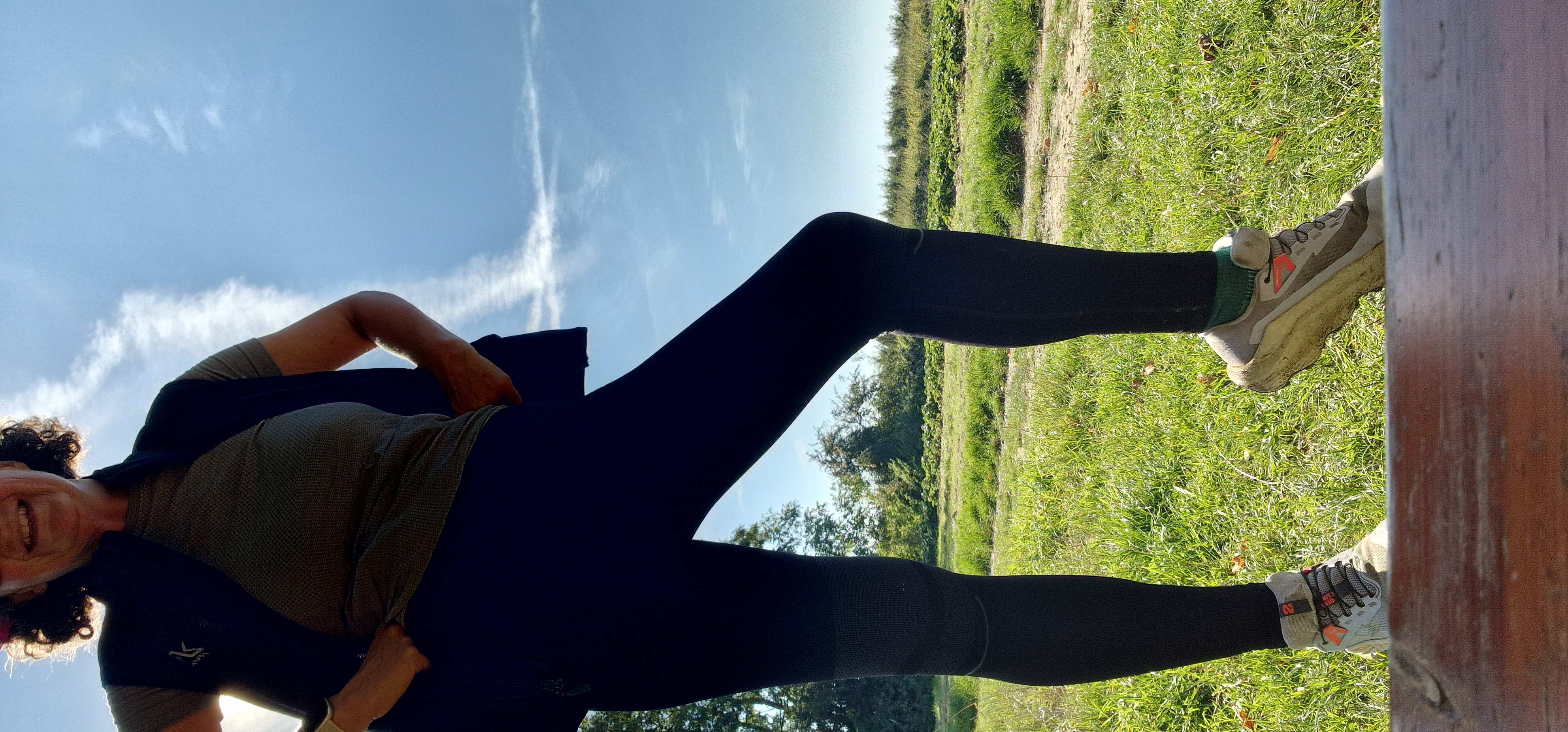 Die schwarze Sportleggins passt zu jedem Look
