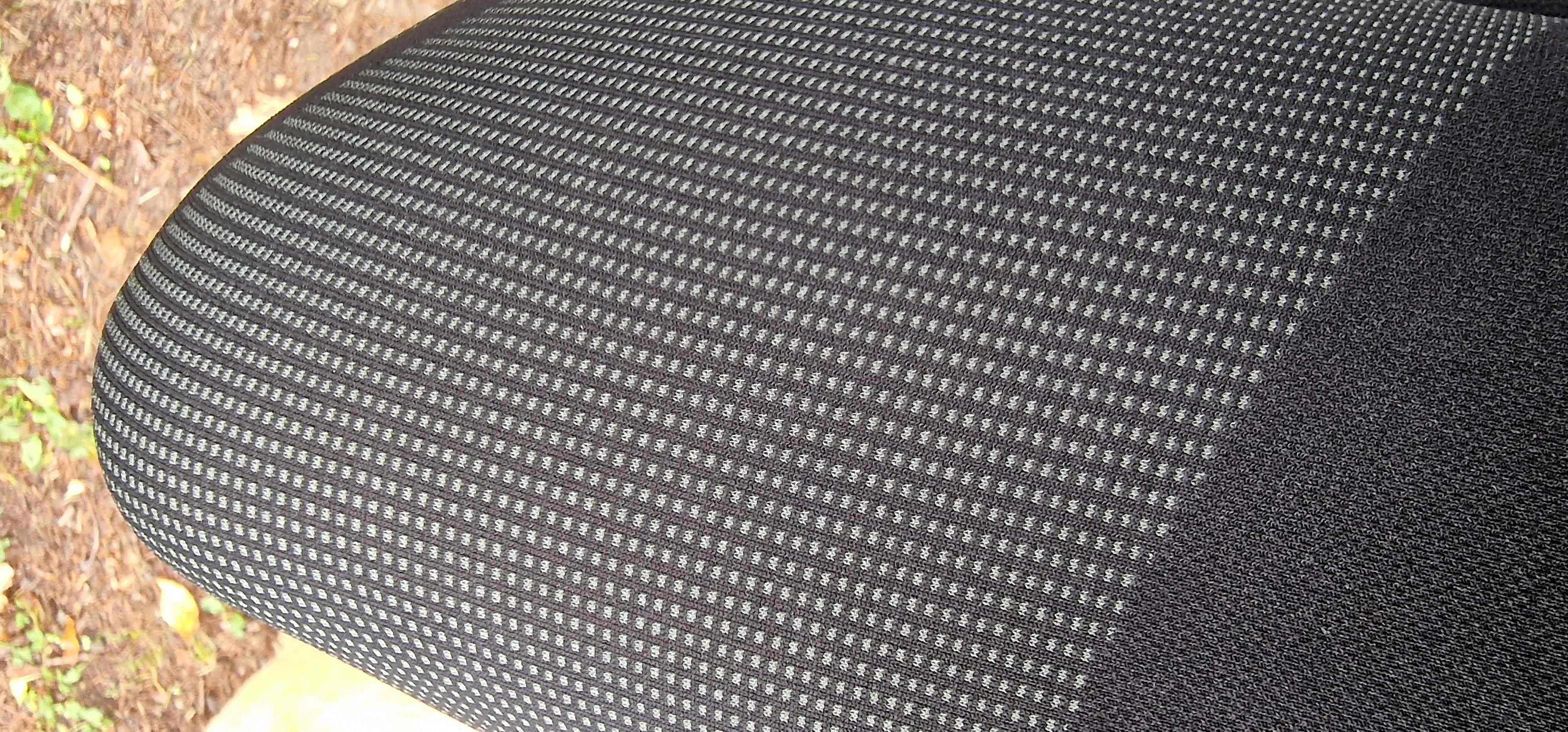 Die Partie um die Knie ist besonders strapazierfähig, das wird durch ein besonderes Muster auch optisch in den Look eingearbeitet.