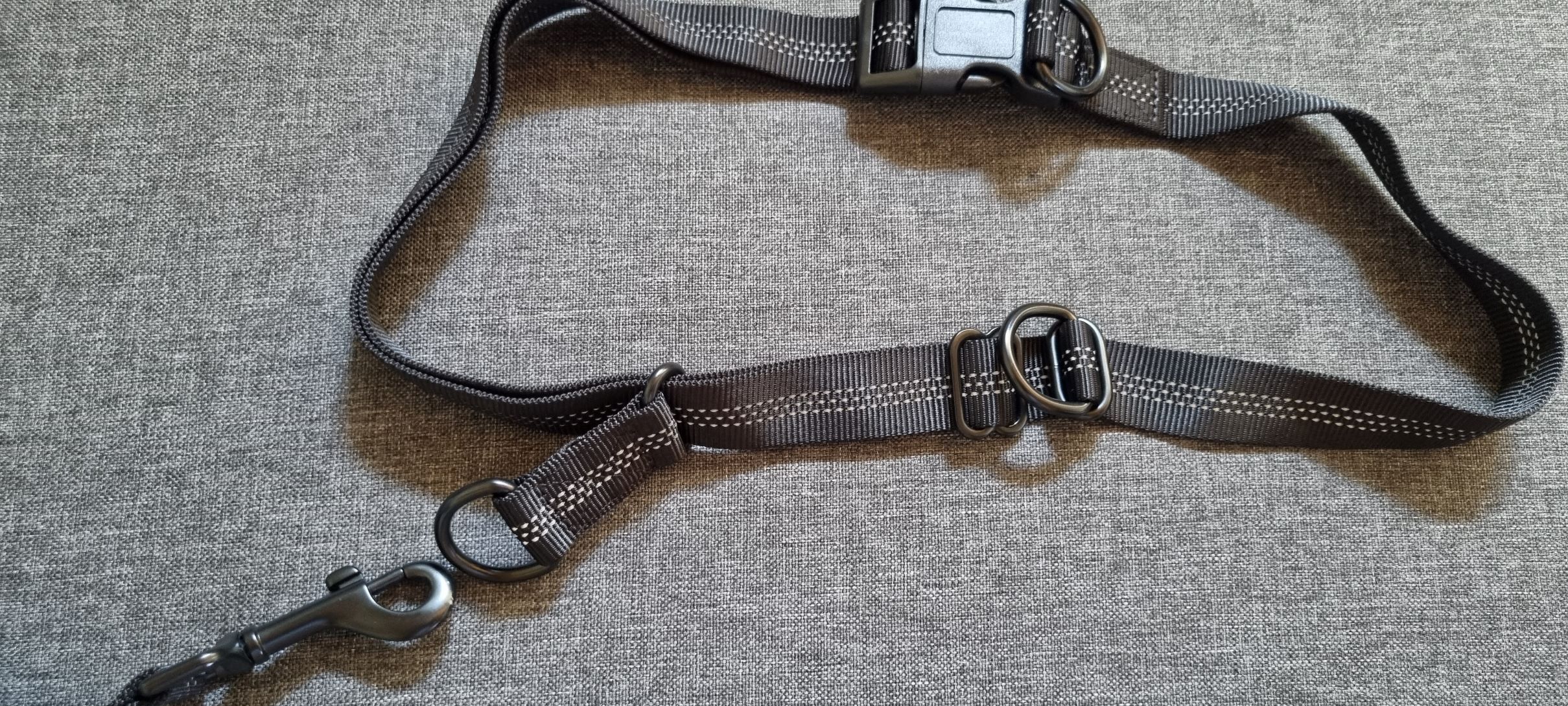 Der Bauchgurt hat drei Sicherungsösen für den Karabiner der Hundeleine. Dabei ist einer der Ösen an einem flexiblen Führungsgurt, für mehr Bewegungsfreiheit des Hundes.