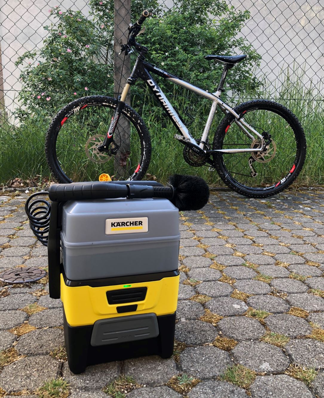 Bike hinten eingesprüht und Niedrigdruckreiniger bereit in einem Bild