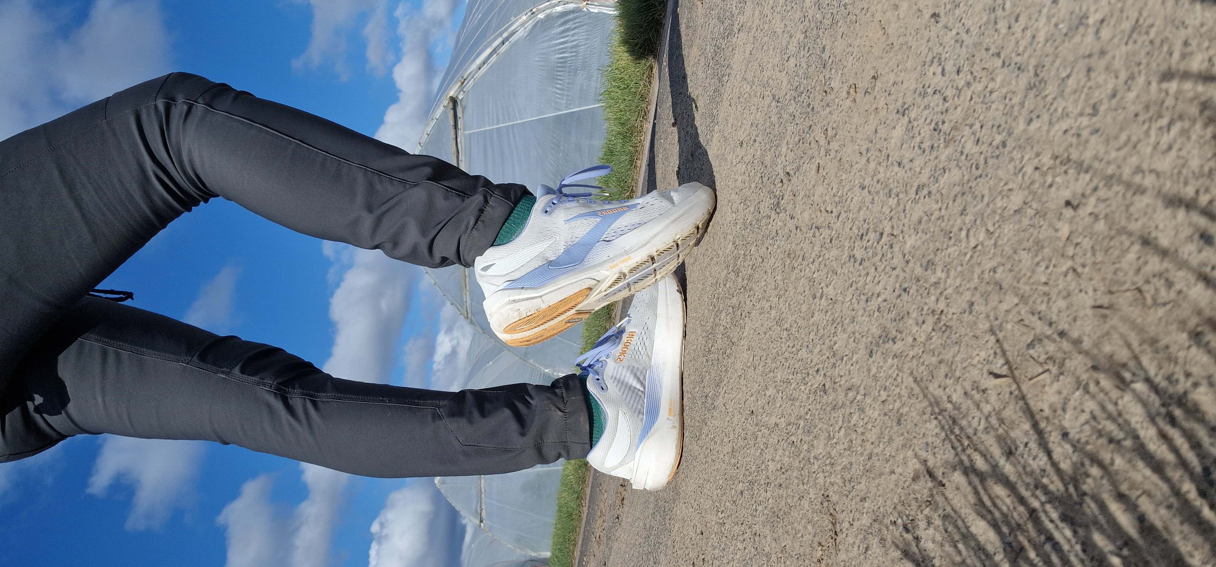 Normalerweise nehme ich bei Laufschuhen 42,5. Den Ghost Max 3 in 43 zu wählen war genau richtig.