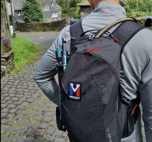 Rucksack mit befestigten Wanderstöcken von hinten.