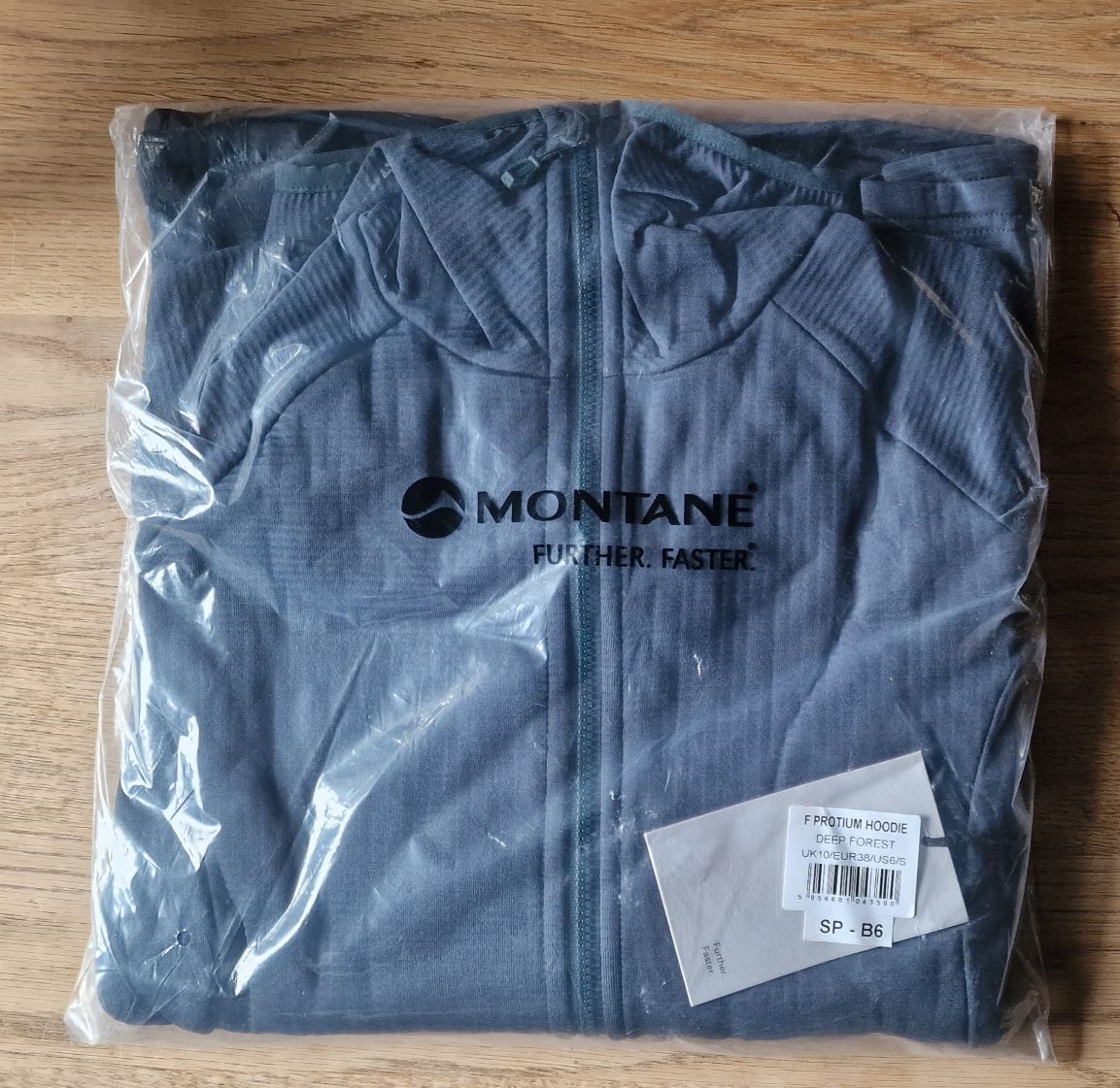 Dank der Schutzfolie kam die Jacke unversehrt bei mir an.