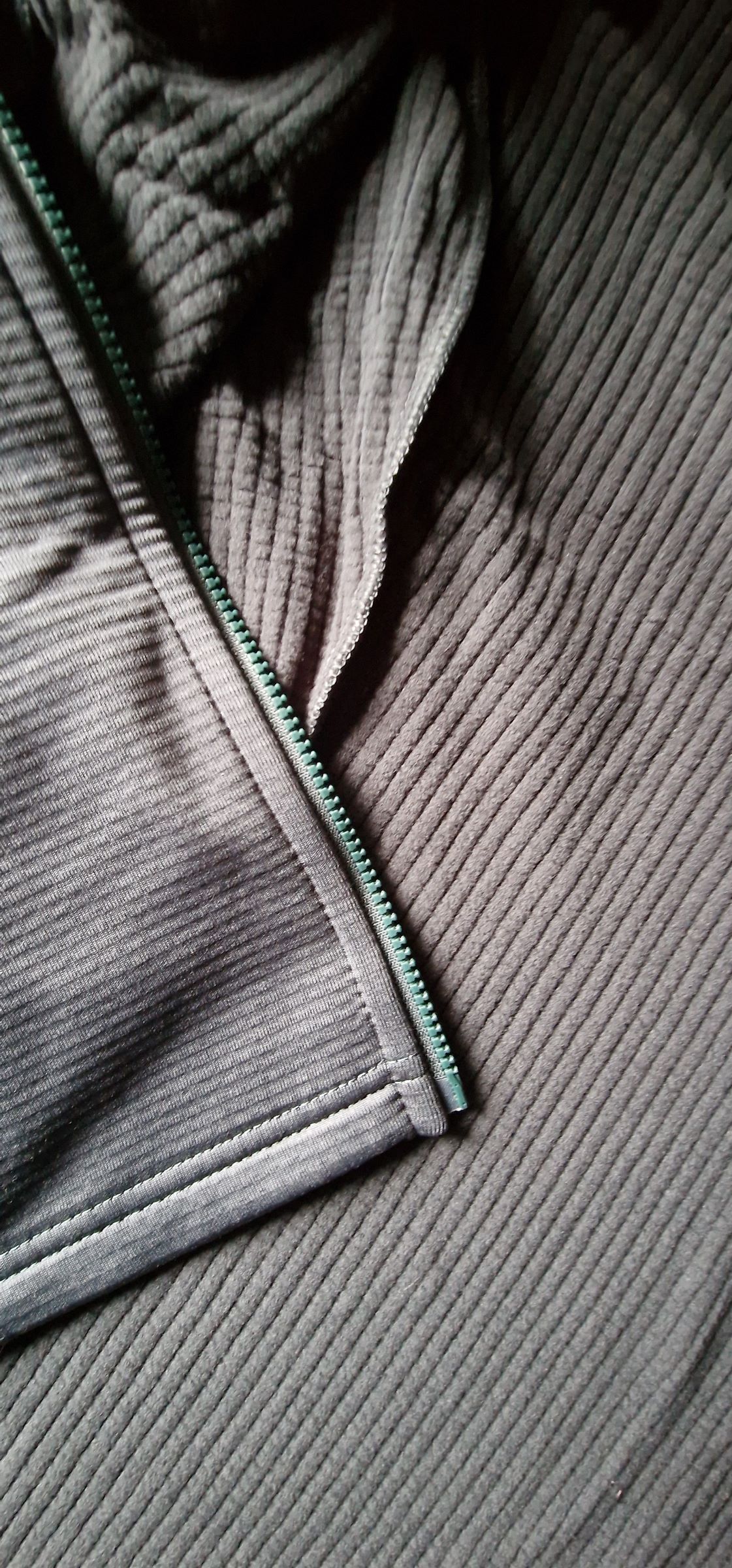 Das Mesh Material in der Innenseite ist besonders weich und angenehm auf der Haut zu tragen