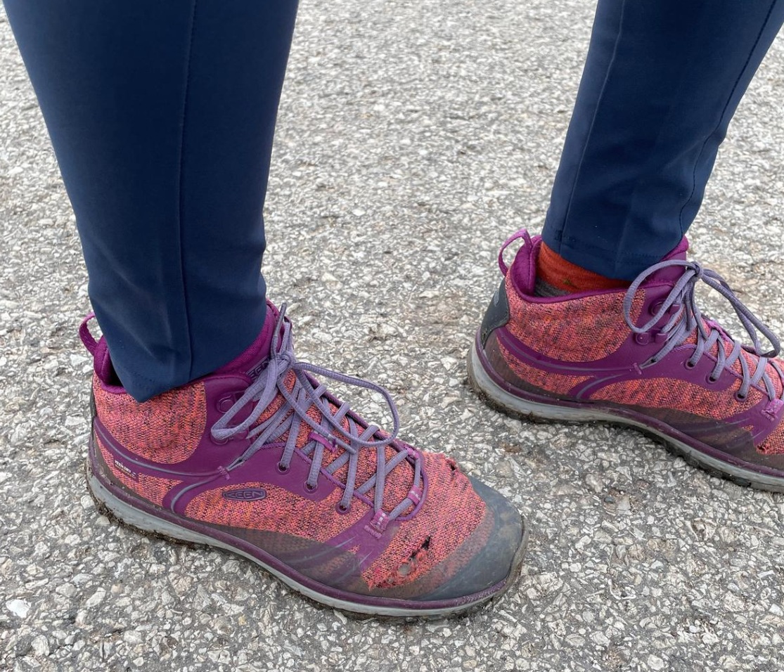 Schuhe schon älter und gehen kaputt, aber der Bund der Hose unten passt noch rein