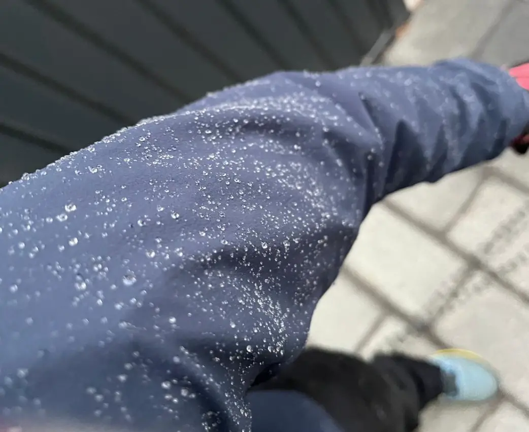 Regen perlt super auf dem Ärmel