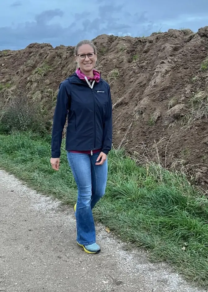 Jacke im Einsatz beim Spaziergang von vorn