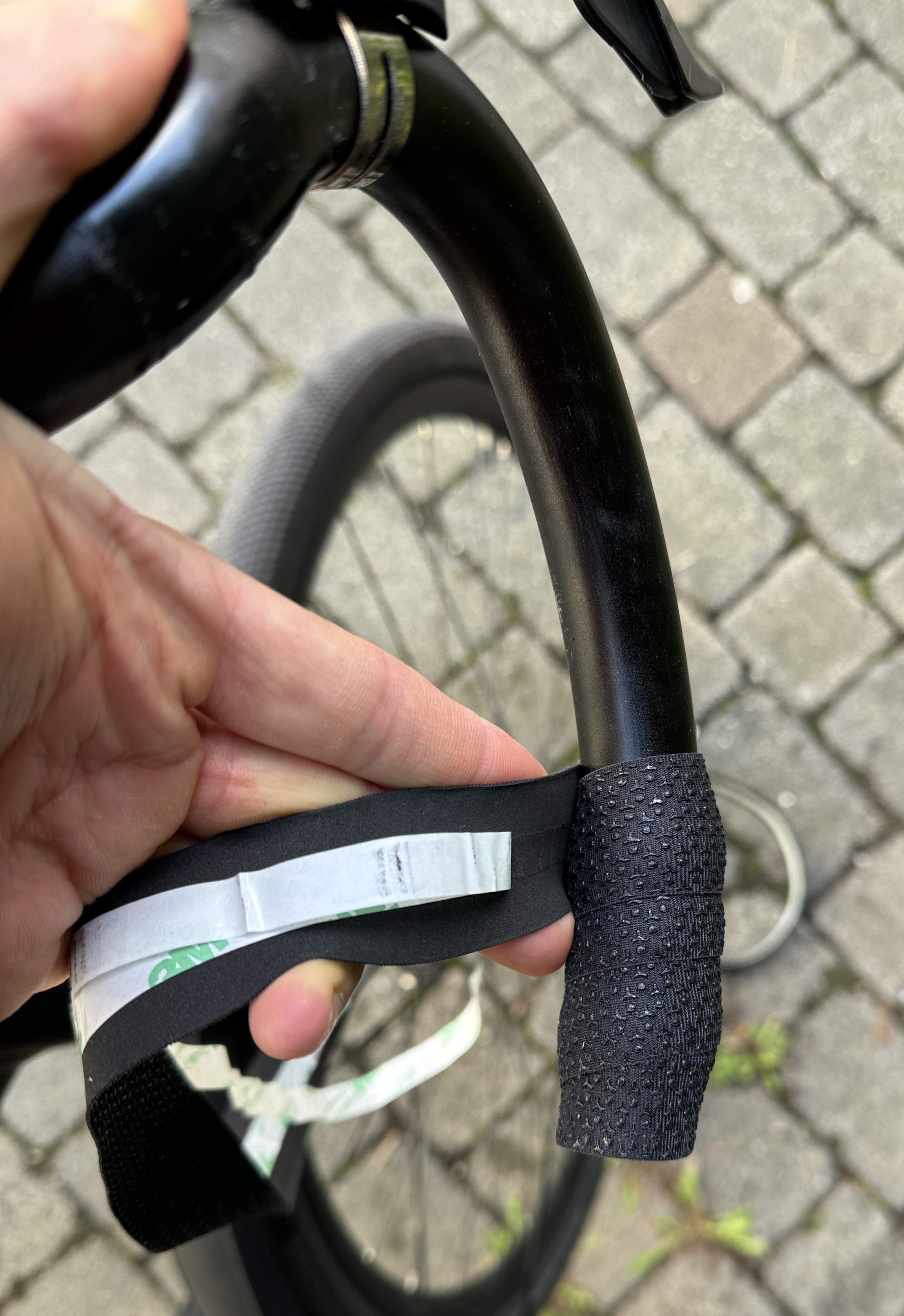 Neues Band wie es gewickelt wird. Das Band lässt sich wieder lösen, wenn man mal zu wenig Zug hatte. Es ist kein Kleber auf der Rückseite.