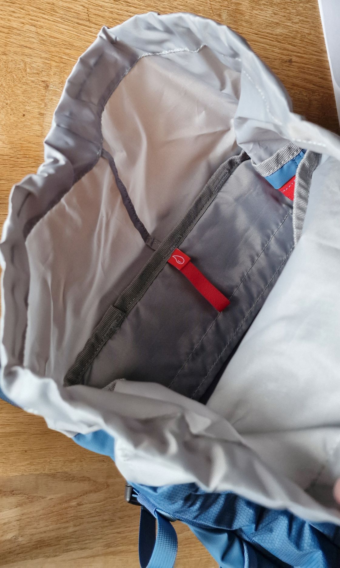 Auch von oben lässt sich das Hauptfach gut erreichen und mit einem Zugband einfach öffnen und schließen.