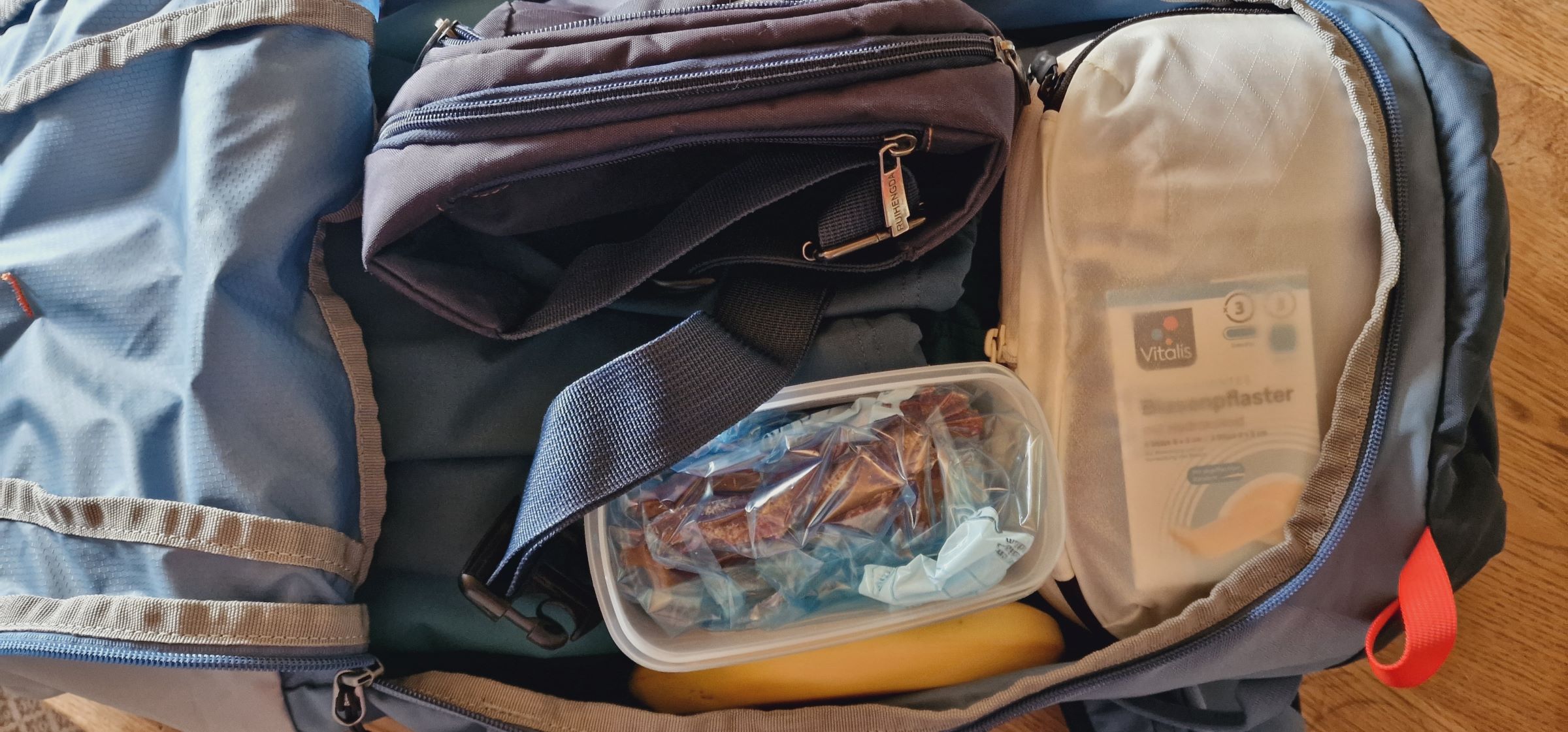 Etwas Leckers für den Wanderdackel muss natürlich auch mit. Und der Wassernapf darf auch nicht fehlen