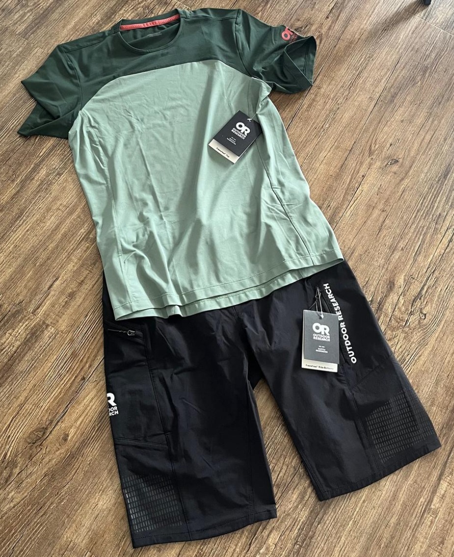 passend zum Shirt gibt es noch eine Hose - dazu dann eine eigene Bewertung
