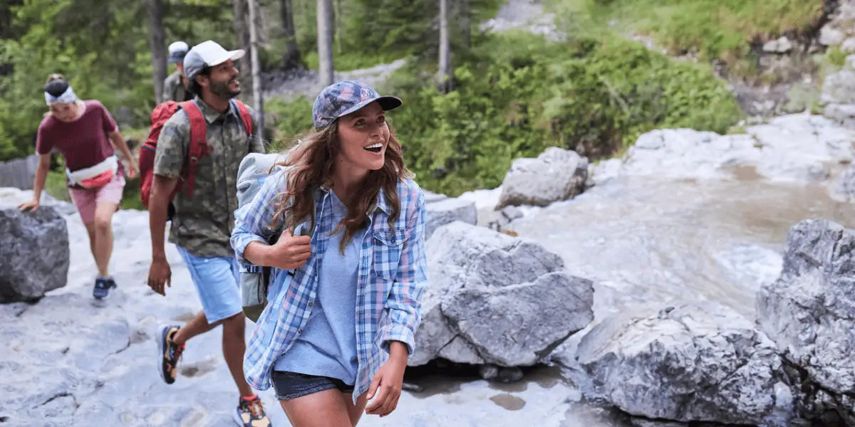  OUTSIDEstories Ratgeber Sonnenschutz beim Camping-Urlaub und auf Reisen, Gruppe auf Abenteuer