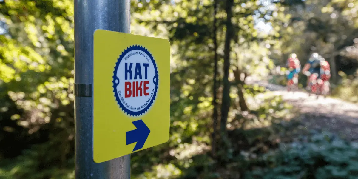 OUTSIDEstories Unterwegs-Tipp - Kat Bike-Tour, Kitzbüheler Alpen Trail, Schild auf Etappe 1