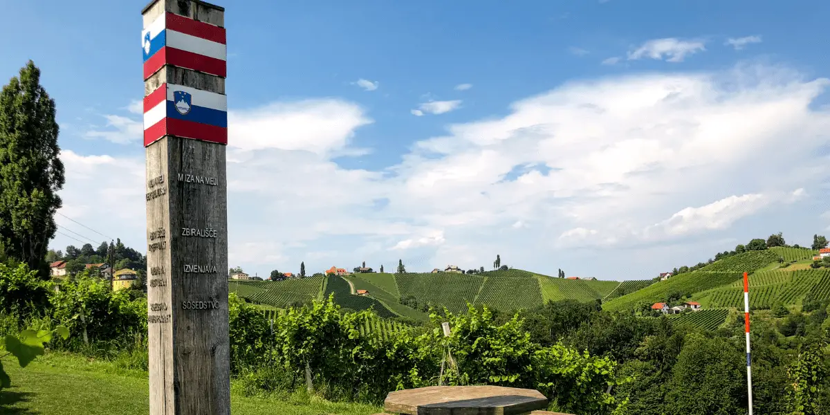e OUTSIDEstories Unterwegs-Tipp Genusswanderungen Südsteiermark, Grenztisch zwischen Slowenien und der Steiermark