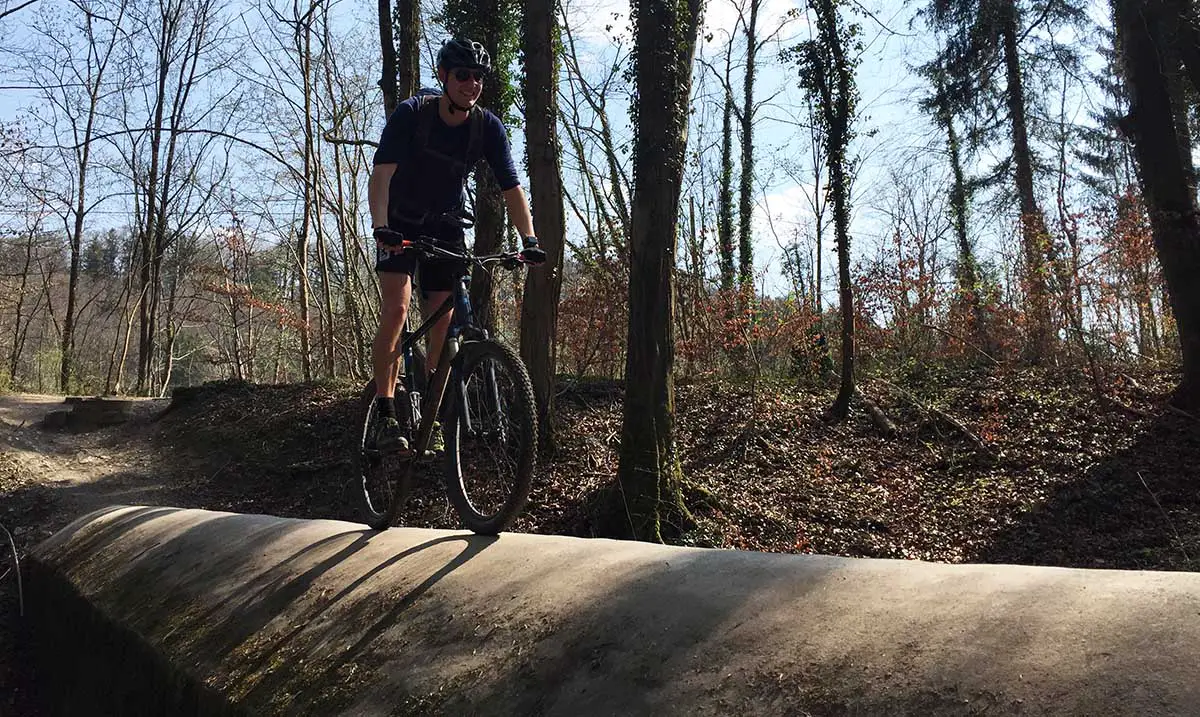 Balanceakt: Das Betonrohr auf den Isar-Trails
