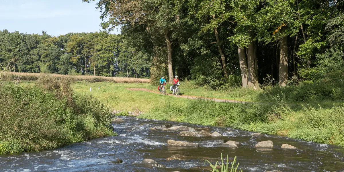 OUTSIDEstories Unterwegs-Tipp Artland-Radtour, Radfahrer in der grünen Natur