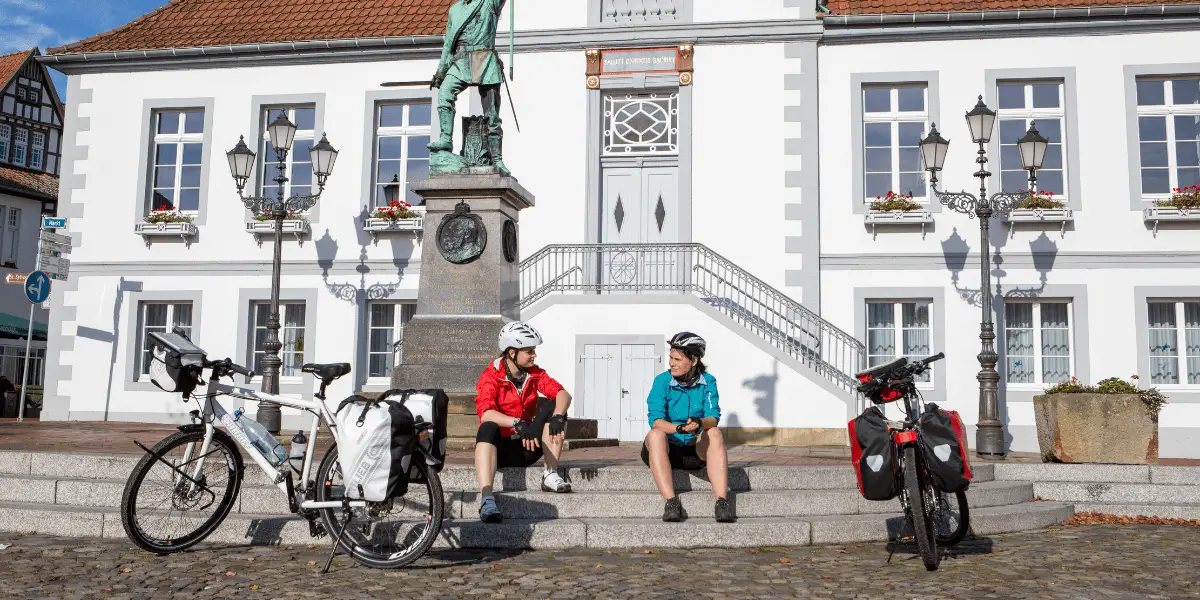 OUTSIDEstories Unterwegs-Tipp Artland-Radtour, Vor dem Rathaus in Quakenbrück