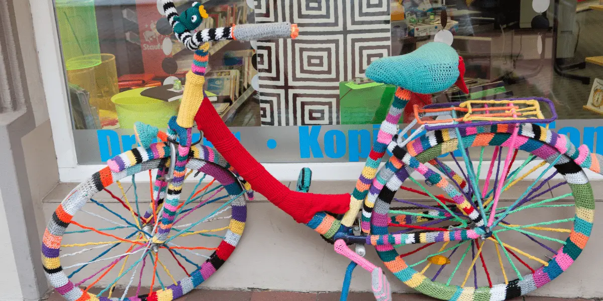 OUTSIDEstories Unterwegs-Tipp Artland-Radtour, bunt bestricktes Fahrrad
