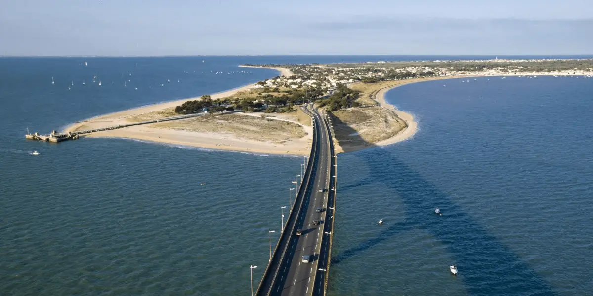  OUTSIDEstories Unterwegs-Tipp Radtouren Frankreich Atlantikküste, Drohnenshot der Brücke zur Ile de Ré