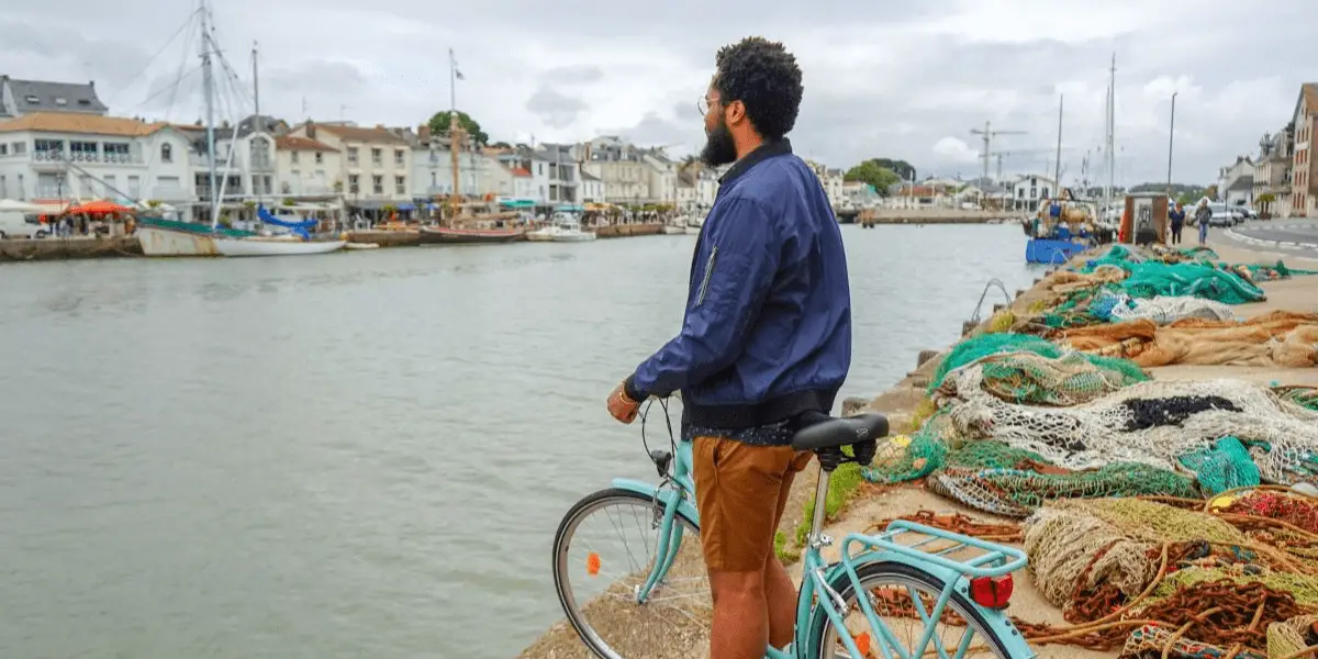  OUTSIDEstories Unterwegs-Tipp Radtouren Frankreich Atlantikküste, Fahrradfahrer am Hafen von Pornic