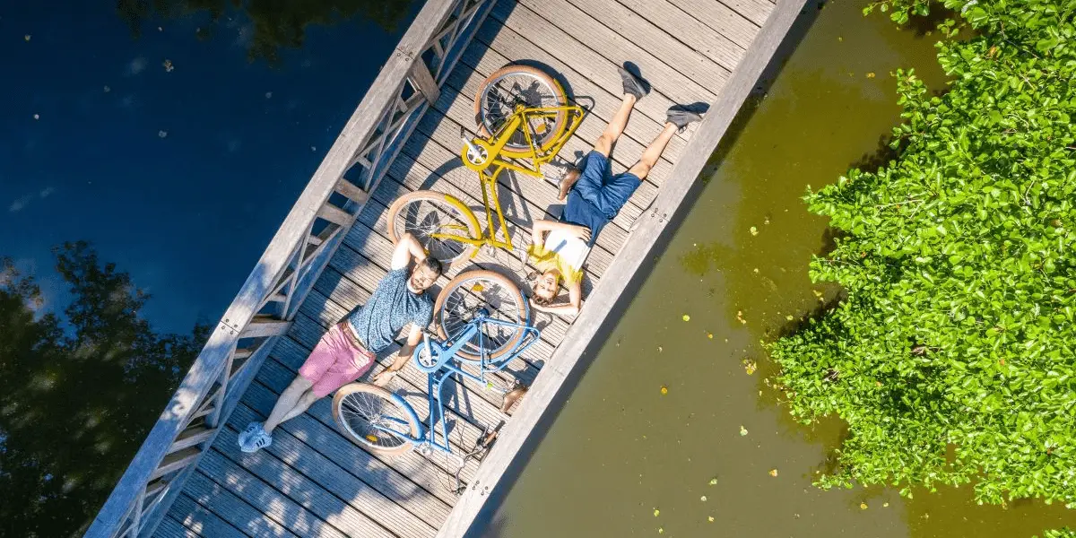 OUTSIDEstories Unterwegs-Tipp Radtouren Frankreich Atlantikküste, Radler entspannen auf Brücke in Tiffauges