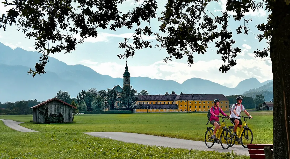 Der Innradweg vorbei am Kloster Reisach (c) Tourist Information Oberaudorf, Jürgen Amann