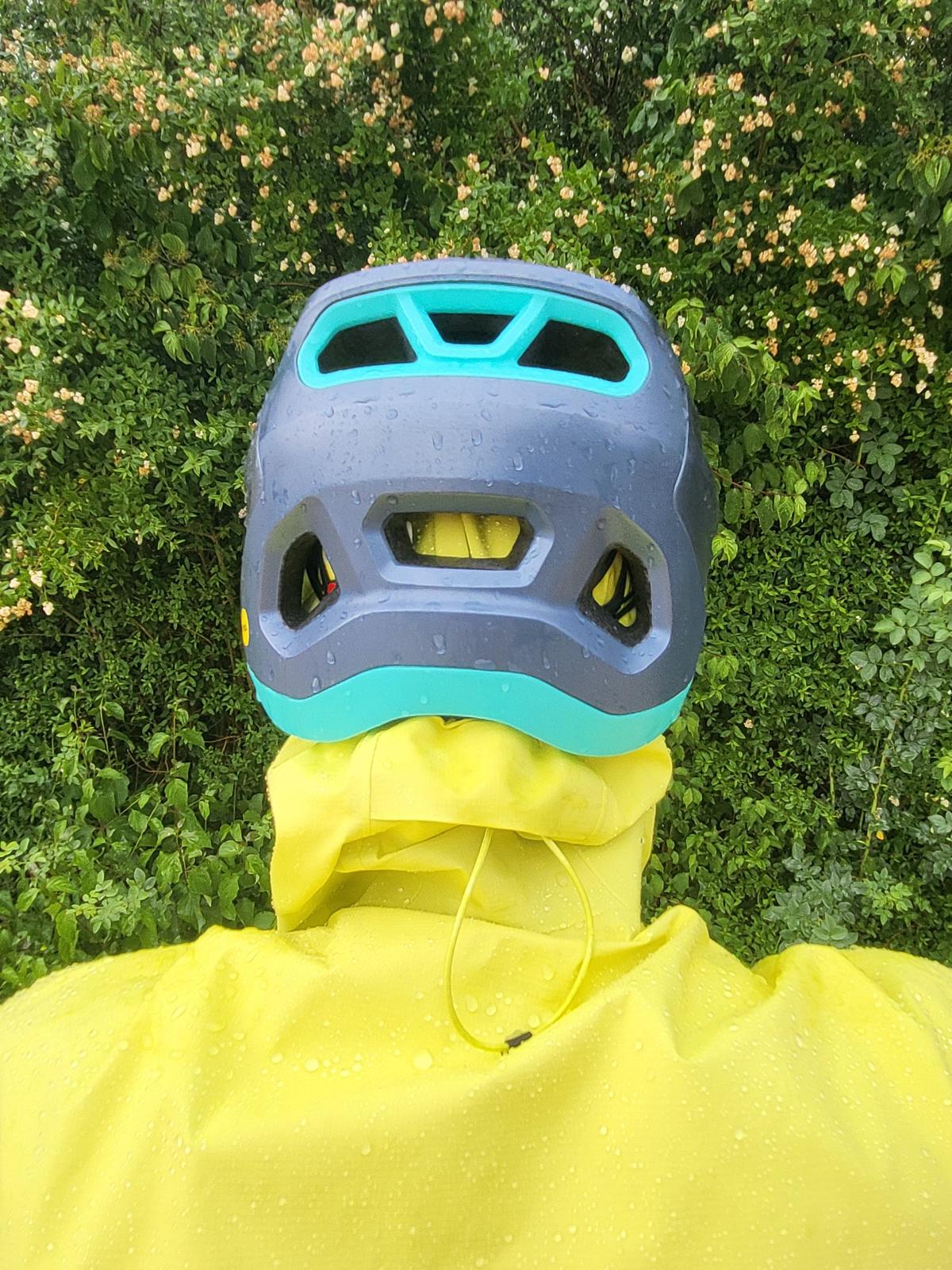 Helm über Kapuze