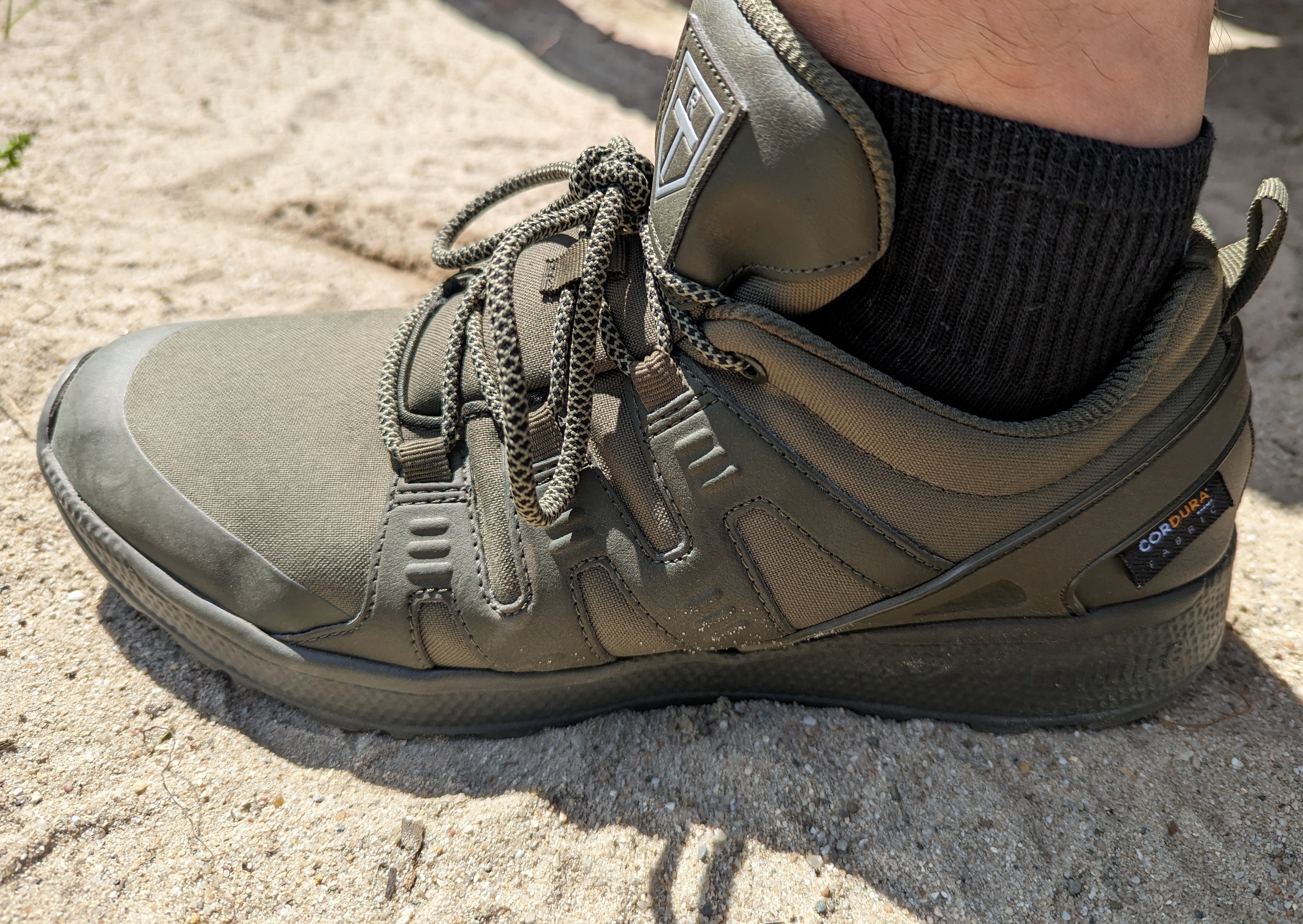 Schuh im Einsatz auf sandigem Boden