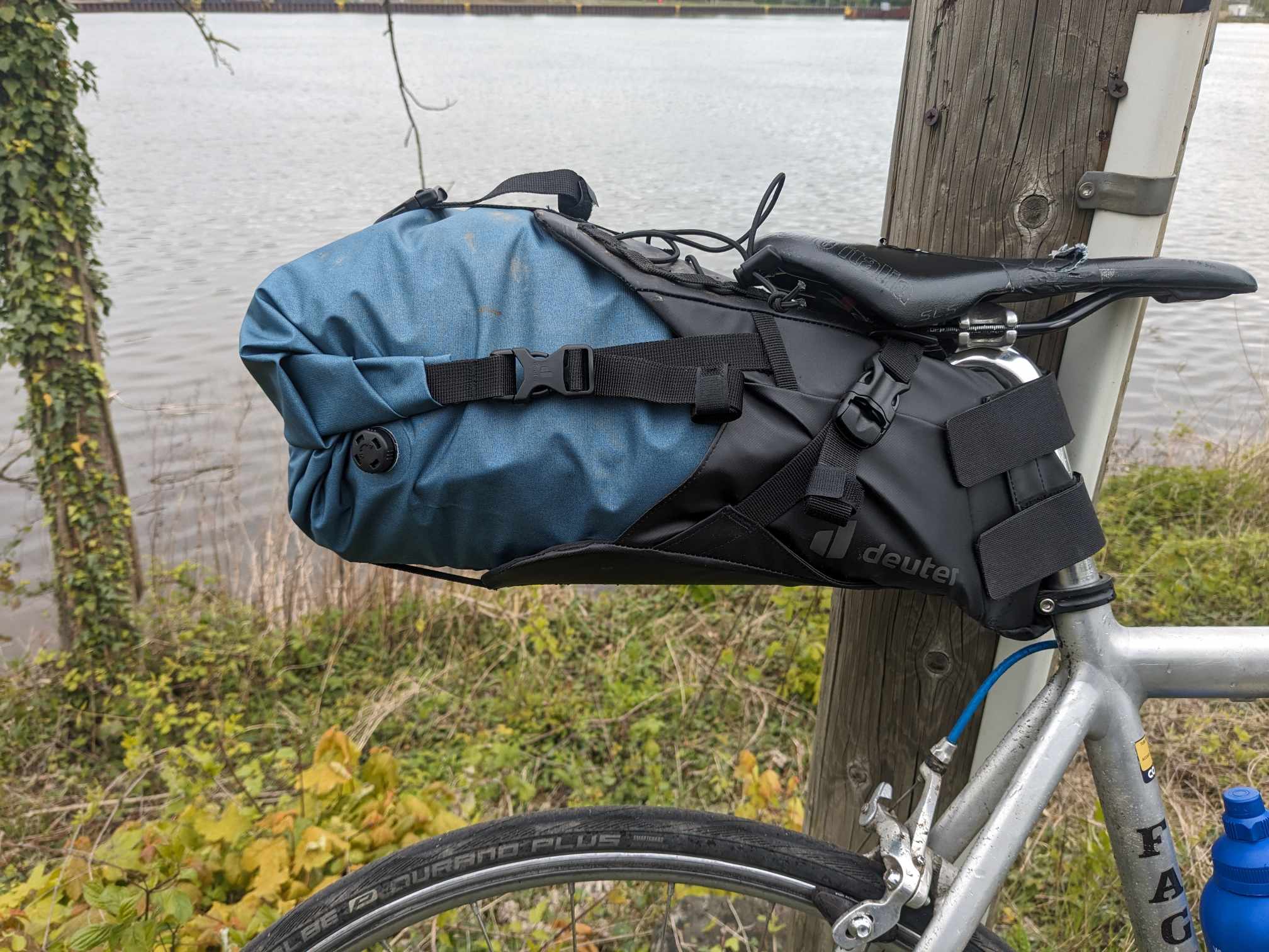 Man sieht die seitliche Befestigung der Tasche 