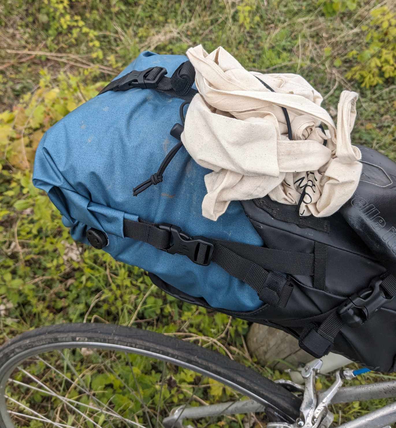Man sieht eine Baumwolltasche auf der Satteltasche 