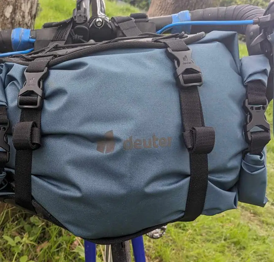 Man sieht die Befestigung der Tasche an der Halterung 