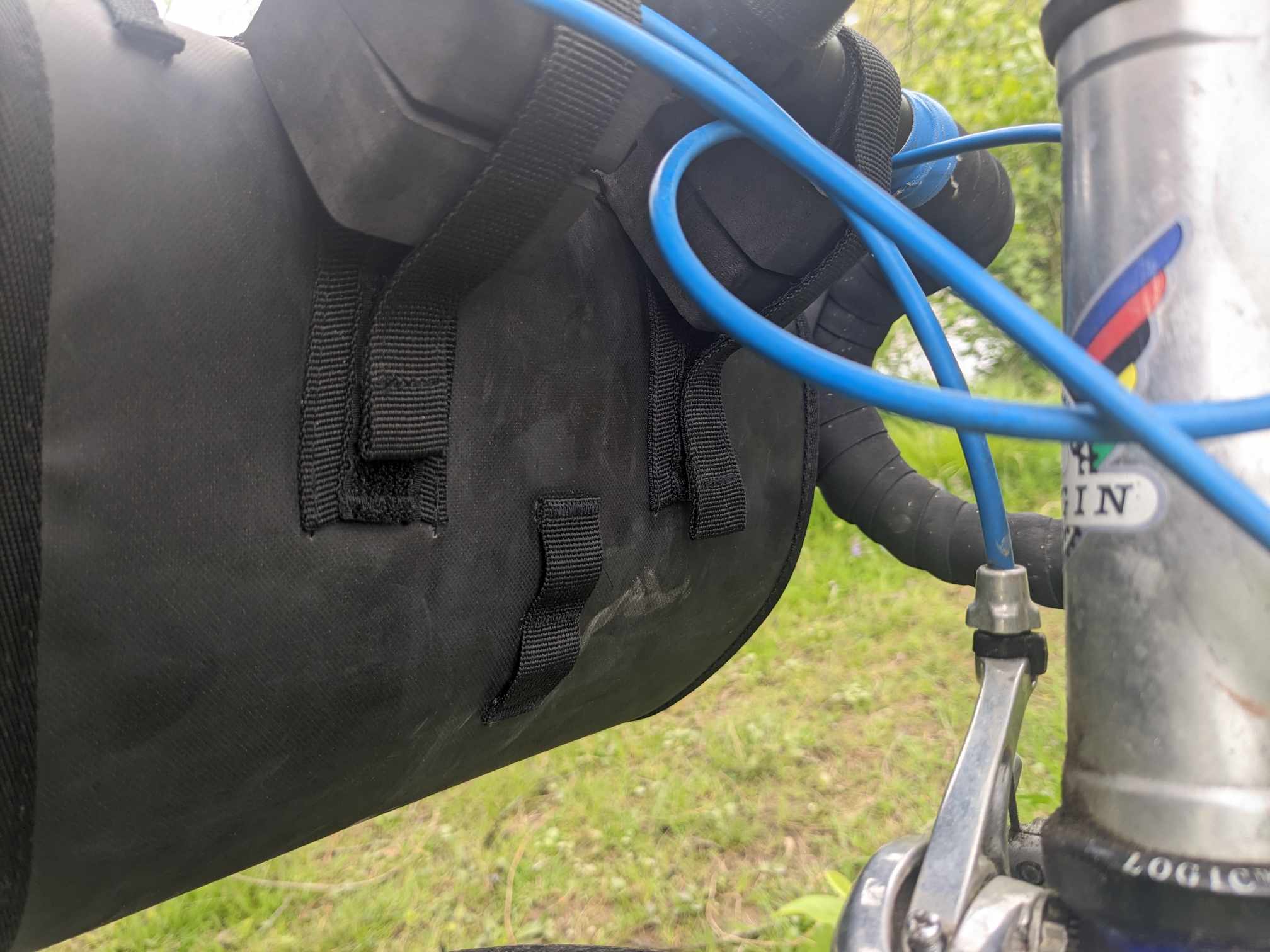 Ma sieht die Kabel hinter der Tasche 