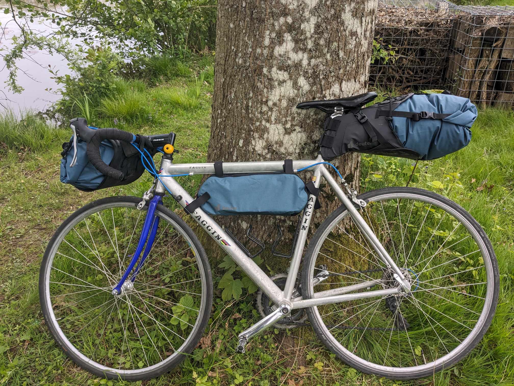 Man sieht alle drei Taschen am Fahrrad 