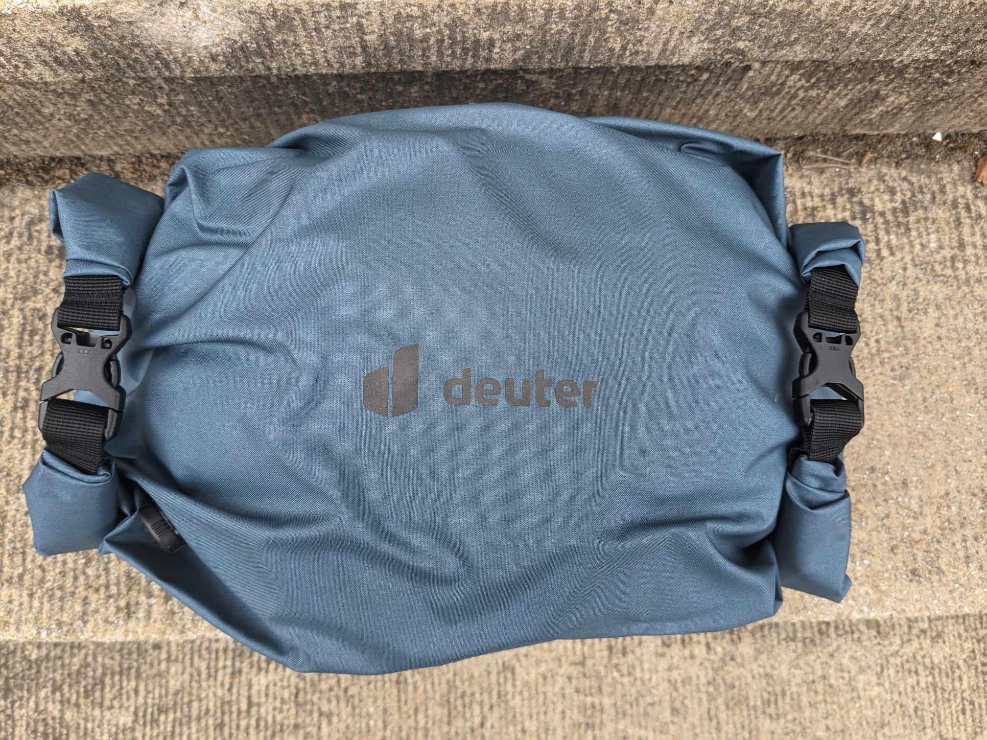 Man sieht die Lenkertasche auf dem Boden liegen