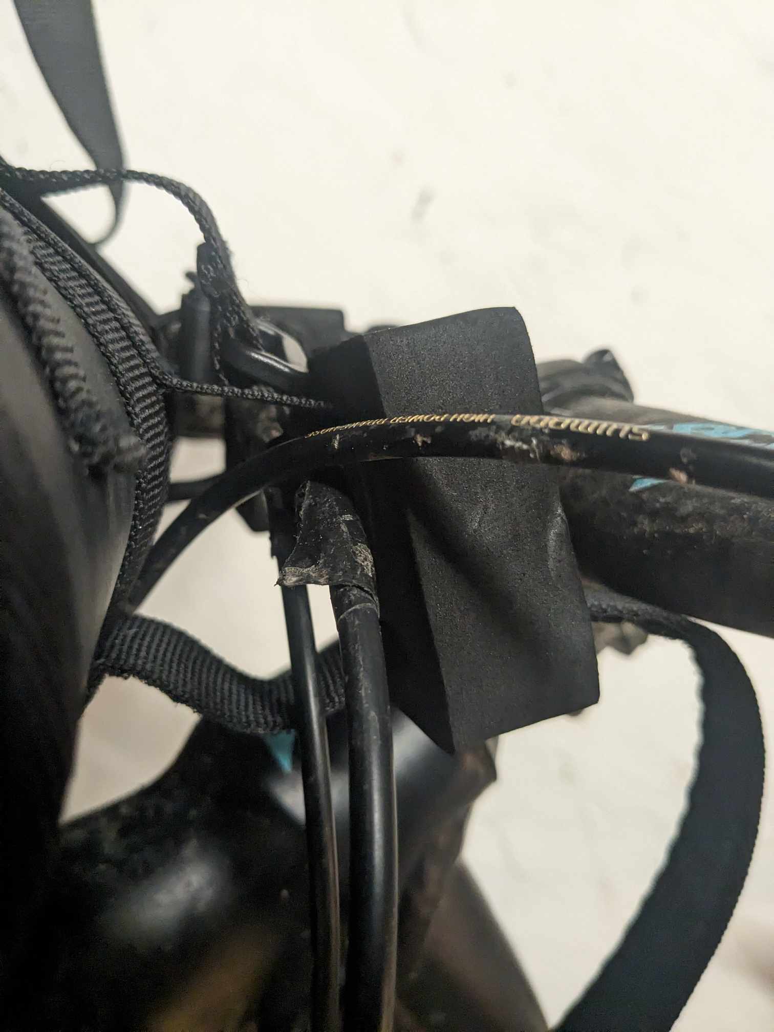 Man sieht, dass die Kabel zwischen Schaumstoffblock und Tasche liegen