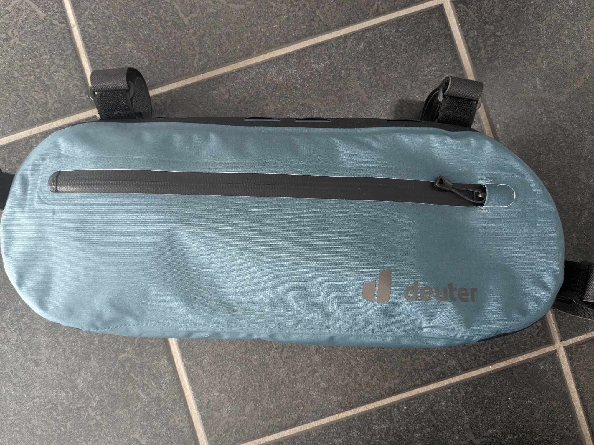 Man sieht, dass der Reißverschluss fast über die ganze Länge der Tasche geht 