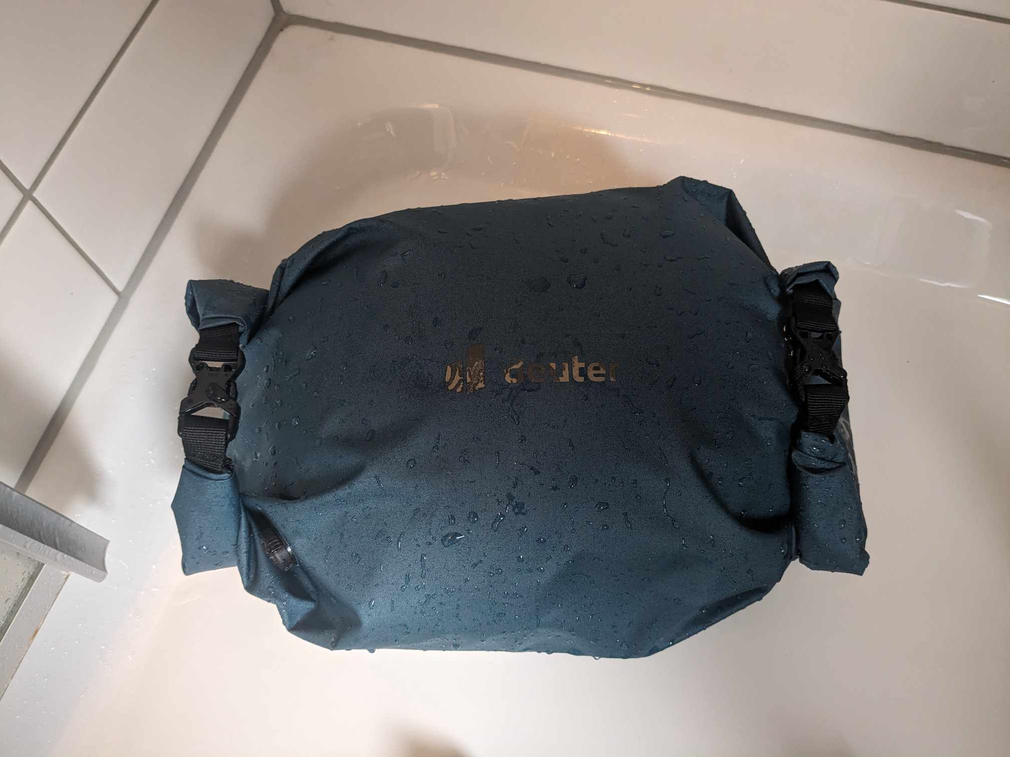 Man sieht die Tasche nass in der Dusche 
