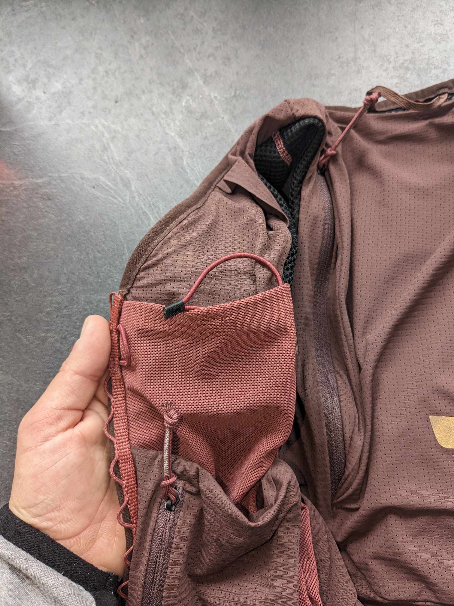 Man sieht weitere Staufächer an den Schultergurten