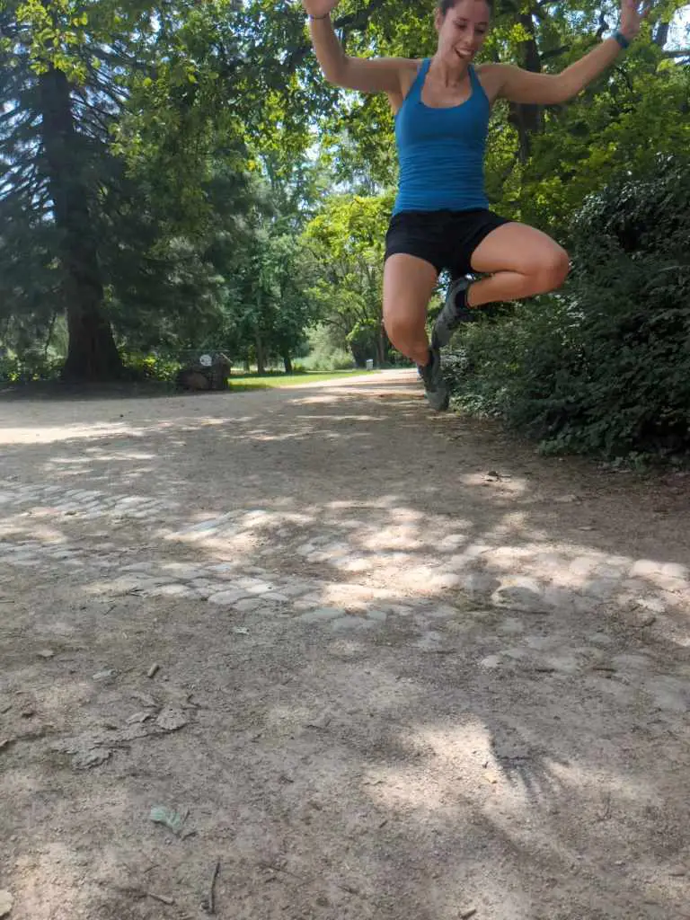 Jemand macht einen Luftsprung mit den Schuhen am Fuß 