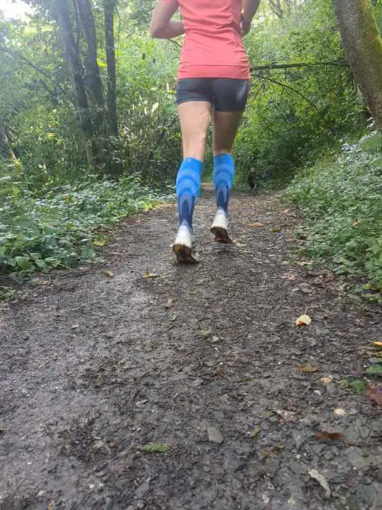 Man sieht jemanden mit den Socken laufen