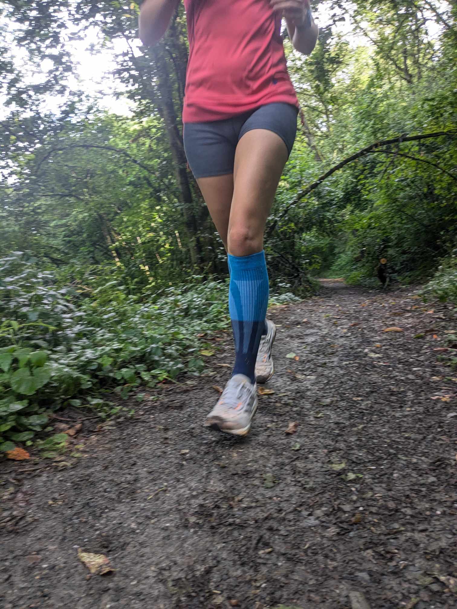Man sieht jemanden mit den Socken beim Joggen