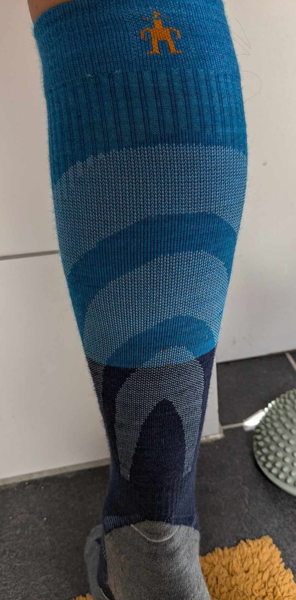 Man sieht das Netzmuster an der Wade 
