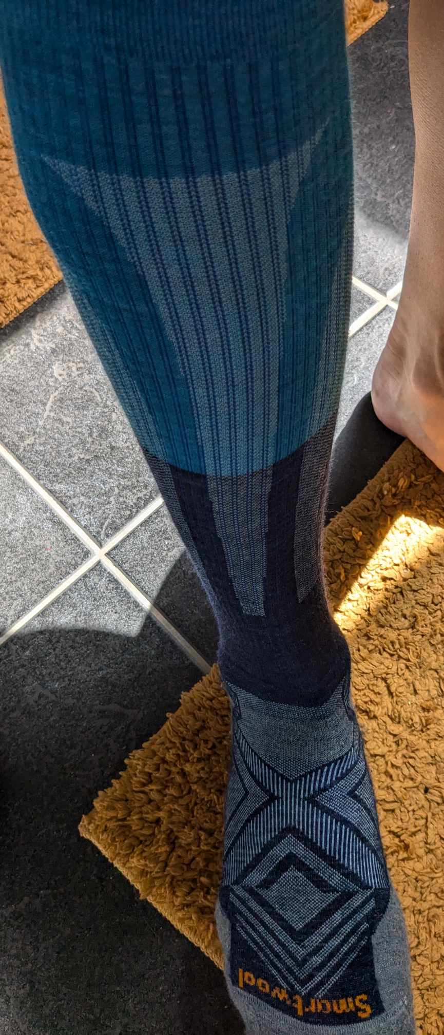 Man sieht das Netzgestrickt am Schienbein 