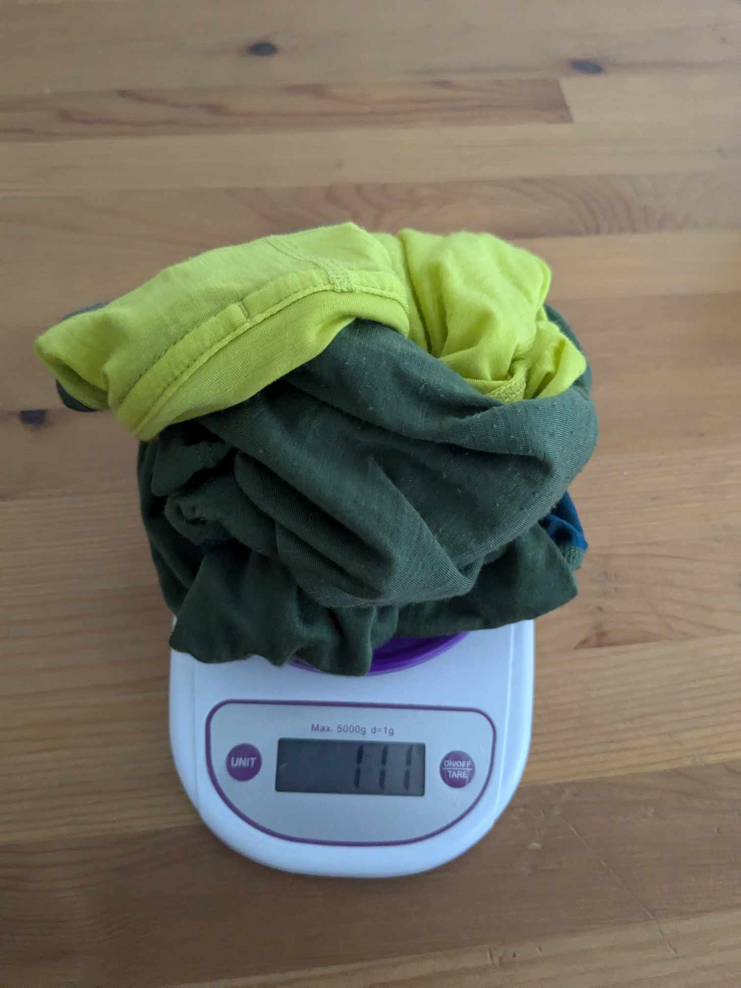Man sieht das Trikot auf der Waage. Sie zeigt 111g